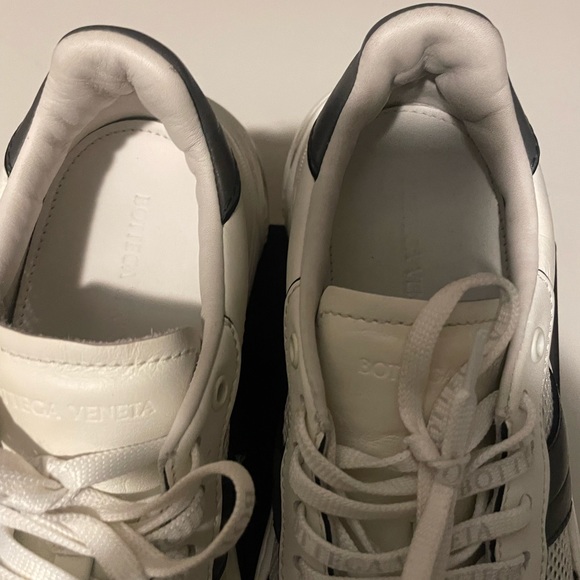 Bottega logo shoe strings w/ extra white shoe strings ( never used) - Picture 4 of 7